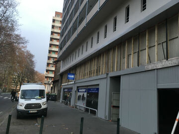 Bardage résineux pour une façade de parking a Toulouse debut