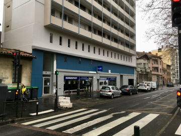 Bardage résineux pour une façade de parking a Toulouse 