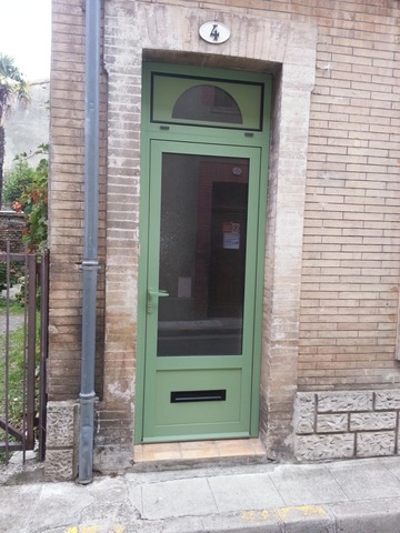 Art du Bois pose en renovation la porte d'entrée a Colomier 