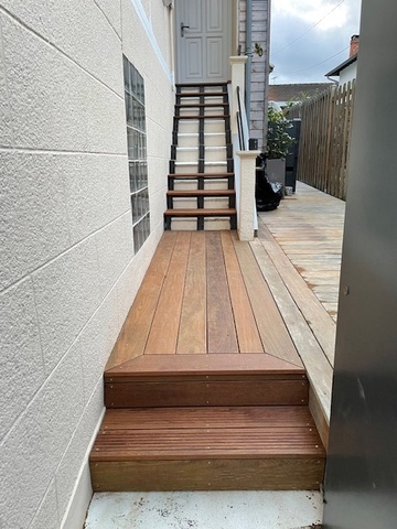 Habillage d'escalier avec des lames de terrasse