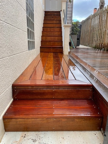 Habillage d'escalier avec des lames de terrasse