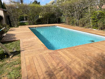 Terrasse en bois exotique en tour de piscine