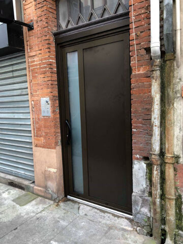 Art du Bois pose en rénovation de porte d'entrée a Toulouse 