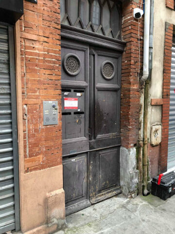 ancienne porte d'immeuble a Toulouse avant notre intervention 