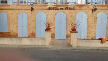 Volet bois cintré a la mairie de Fronton 