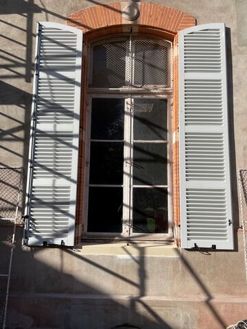 Volets battants bois persiennés à Toulouse ( école St Stanislas )