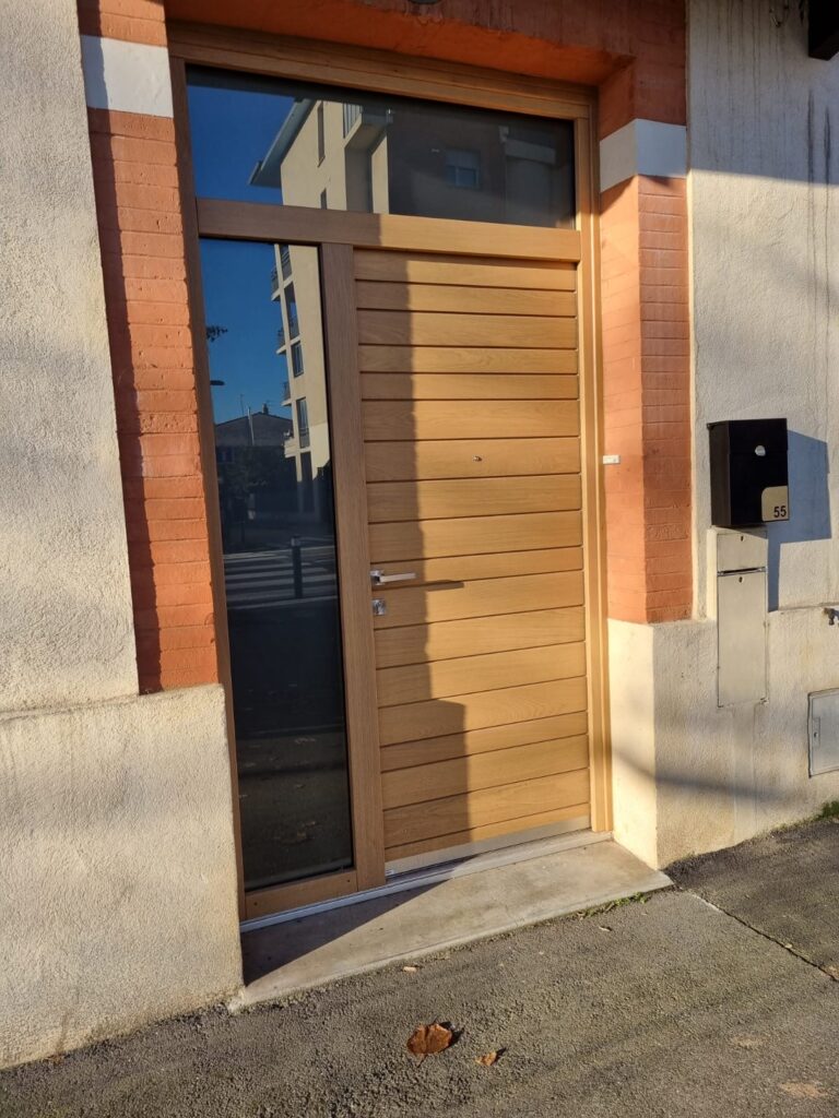Porte d' entrée en bois à l' identique de l' existant