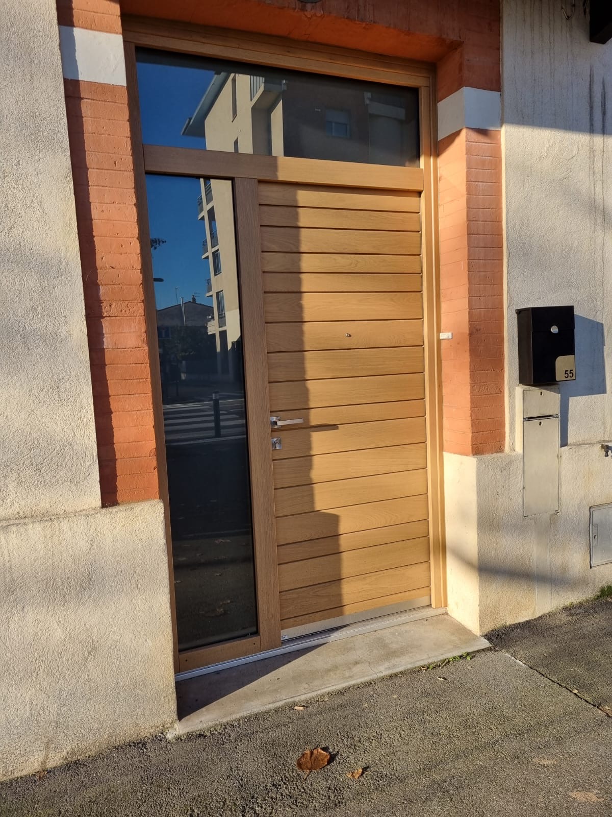 Porte d’ entrée en bois à l’ identique de l’ existant