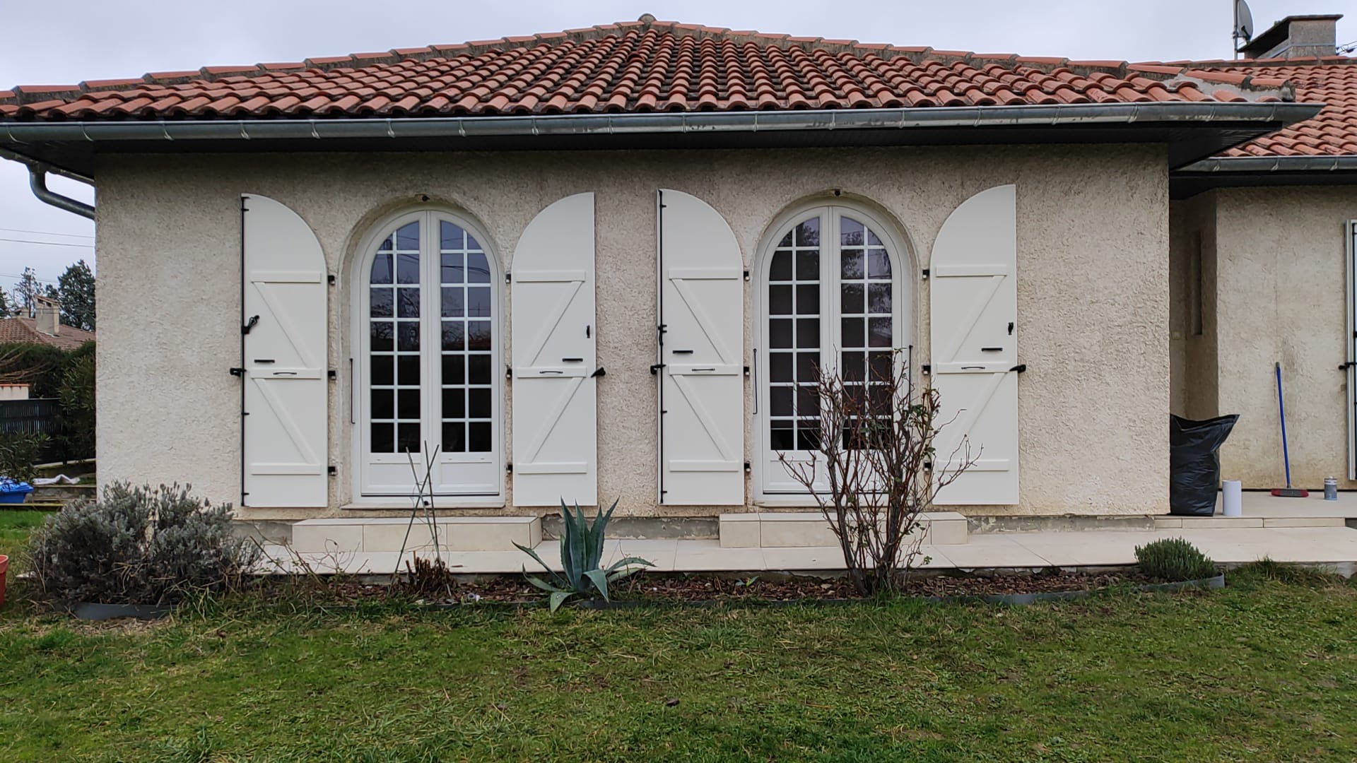 Volet bois cintré a la mairie de Fronton