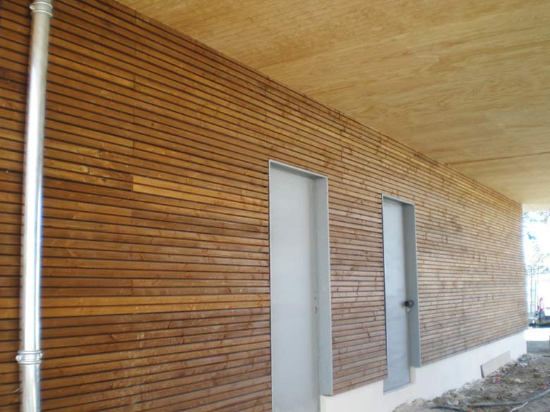 Bardage résineux pour une façade de crèche a Toulouse