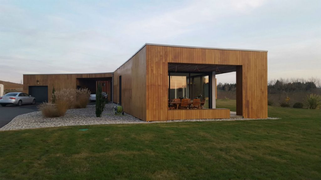 Bardage résineux pour une façade de parking a Toulouse