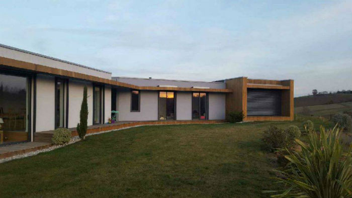 Bardage résineux pour une façade de parking a Toulouse debut