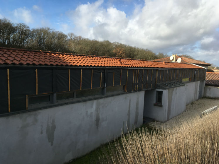 Façade de magasin en contreplaqué puis peint en noir a Toulouse