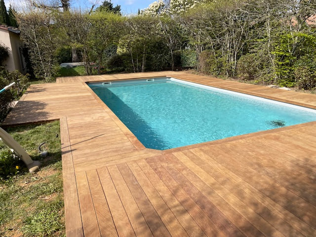 Terrasse Bois suspendue en IPE a Clermont-le-Fort