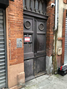 Porte entrée bois à Toulouse